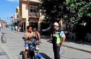 Çeşme çarşısında trafik denetimi