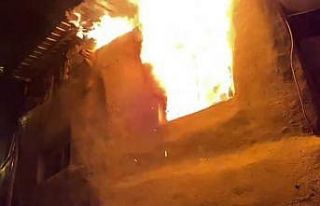 Çıkan yangında mekruh ev küle döndü