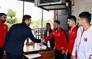 Çizmelioğlu, Eskişehirli milli sporcular ile bir...