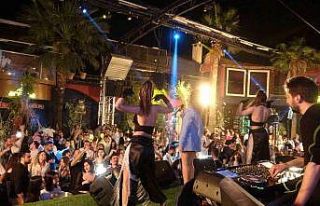 Club Areena’da yaz konserleri Hande Ünsal ile başladı