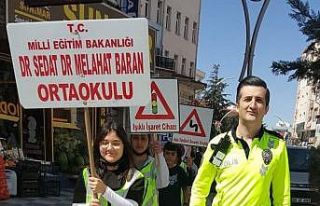 Çocuklar trafik güvenliğine dikkat çekmek için...