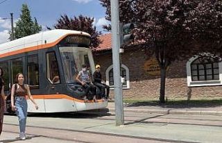 Çocukların tramvayla tehlikeli oyunu