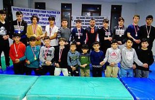 Çok sevdiği ata sporunu çocuklara sevdiriyor