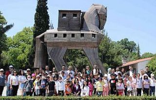 ÇOMÜ öğrencileri, ilkokul öğrencilerini Troya...