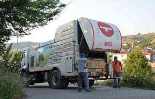 Çöp konteynerleri yıkanarak temizleniyor
