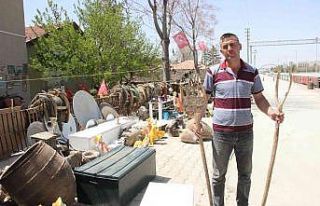 Çöplerden topladığı eski tarım aletleriyle bahçesini...