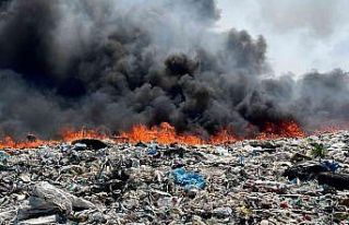 Çöplük yangınında gökyüzü dumanla kaplandı