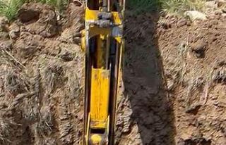 Çukurdaki köpek kepçeyle kurtarıldı