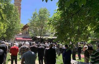 Cuma namazında saflar dışarı taştı