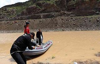 Dalgıçlar kaza sonrası kaybolan şahsı aramaya...