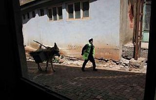 Dar sokaklardaki çöpler ’Kadrolu eşeklere’...