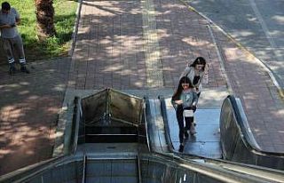 Demir kapakları çalınan yürüyen merdiven vatandaşa...