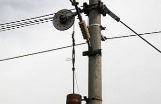 Demiryolu elektrik hattındaki 3 tonluk gergi ağırlığını...