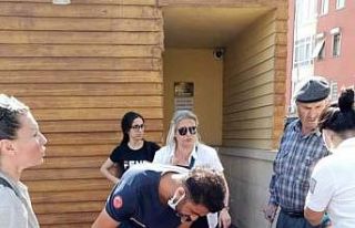 Dengesini kaybeden yaşlı çift yürüyen merdivenlerden...