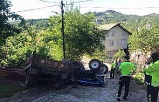 Devrilen traktörün altında kalan sürücü hayatını...