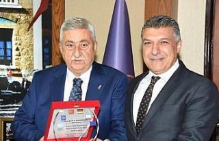 Diplomatlar birliğinden Palandöken’e plaket