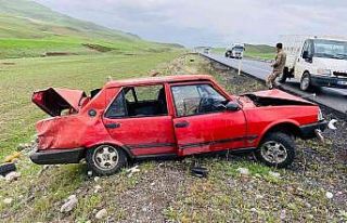 Direksiyon hakimiyetini kaybeden otomobil takla attı