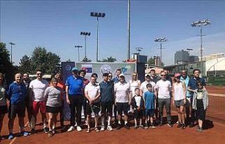 Dışişleri Bakan Yardımcısı Kaymakcı tenis oynadı