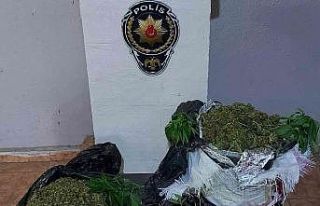Diyarbakır’da uyuşturucu operasyonu: Baba ve oğlu...