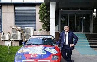 Doğu-Batı Dostluk ve Barış Rallisi yarışmacıları...