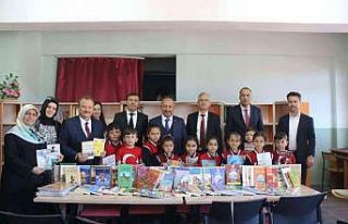 Domaniç’teki okul kütüphanelerine kitap bağışı