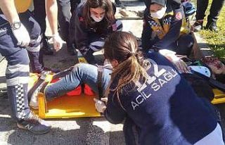 Duble yolda feci kaza: Kamyonun altına giren otomobil...