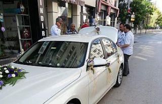 Düğünlerin başlamasıyla çiçeklerde gelin arabası...