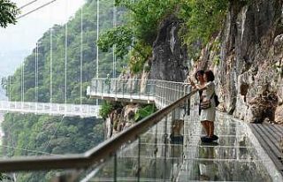 Dünyanın en uzun cam köprüsü Vietnam’da açıldı