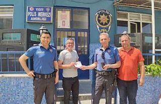 Duyarlı vatandaştan örnek davranış: Yolda bulduğu...