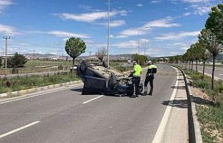 Düz yolda araç ters döndü, sürücü yaralandı