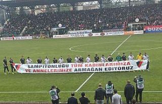 Düzcespor şampiyonluğu annelere armağan etti