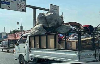 E-5’te kamyonetin kasasında uyuyarak yolculuk yaptılar