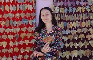 Ebru sanatını yapraklar ve lületaşıyla buluşturuyor