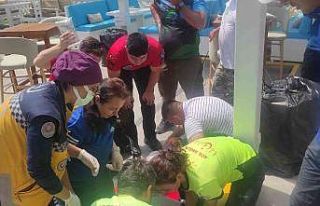 Eğlence mekanı çatısına düşen paraşütçü...