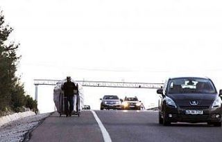 El arabası ile yol kenarındaki alüminyum ve teneke...