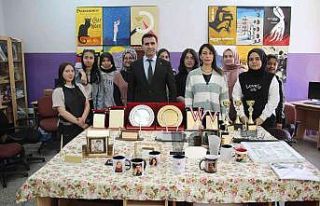 Elazığ’da öğrenciler hem okuyup hem meslek öğrenerek...