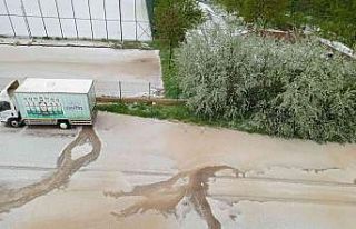 Elazığ’da yağmur ve dolu hayatı felç etti