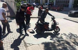 Elektrikli bisiklet hafif ticari araca çarptı: 1...