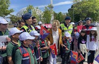 Emel Sayın yayalar için güvenli trafik etkinliğine...