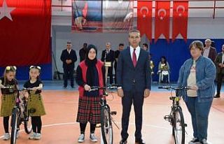 Emet’te 5 milyon sayfa kitap okuyan öğrencilere...