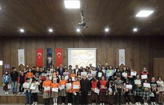 Emet’te “Ezbere 40 Hadis Okuma” yarışmasında...