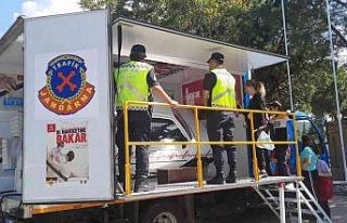 Emniyet kemerinin önemini simülasyon aracıyla anlatıldı