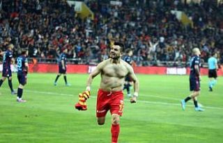 Emrah Başsan takımını sırtladı