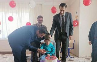 Engelli öğrenciye doğum günü sürprizi