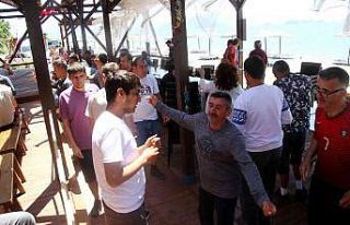 Engelliler deniz kenarında gönüllerince eğlendi