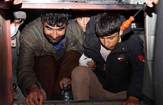 Erciş’te 2 otobüsün gizli bölmelerinde 47 düzensiz...