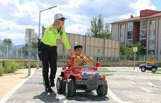 Erzincan’da minik öğrenciler trafik dedektifi...