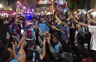 Erzincanlılar Trabzonspor’un şampiyonluğunu coşkuyla...