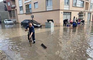 Eskişehir’de yollar göle döndü, küreği alan...