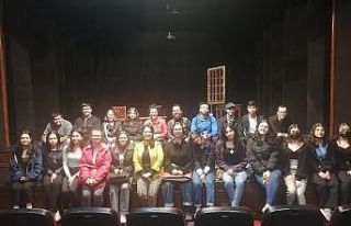 Eskişehirli gençler tiyatro ile buluştu